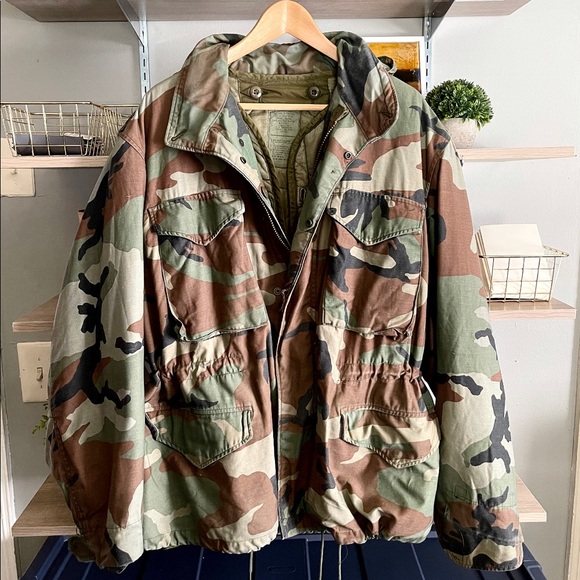 Men’s Camo Authentic Field Coat size M Distressed Camo coat wit removable lining
